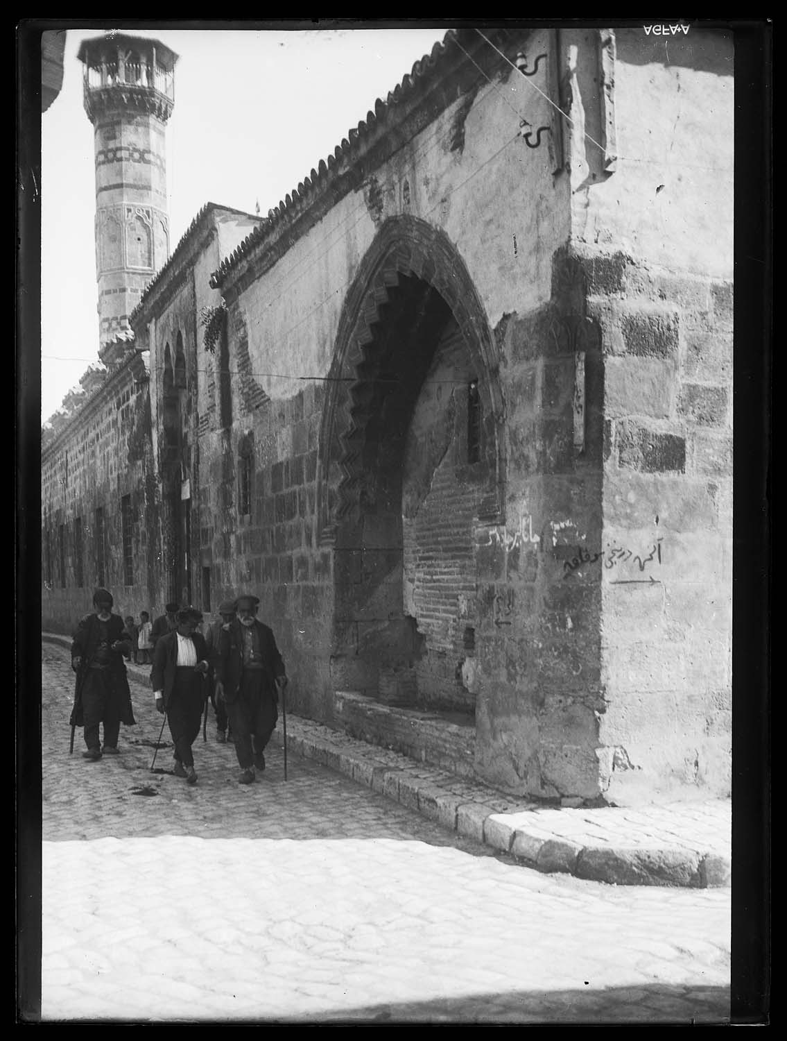 Le minaret et les bâtiments de la medressé